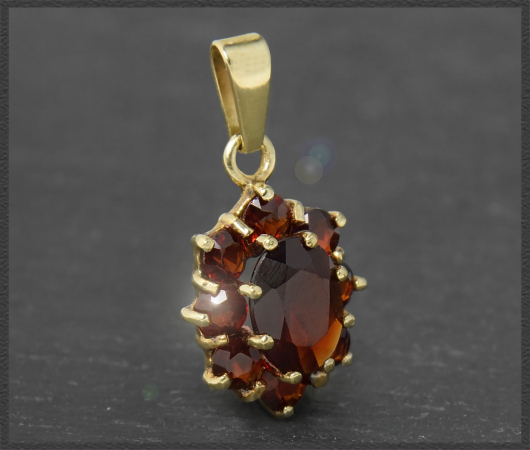 Granat Anhänger mit 2,70ct, 333 Gelbgold