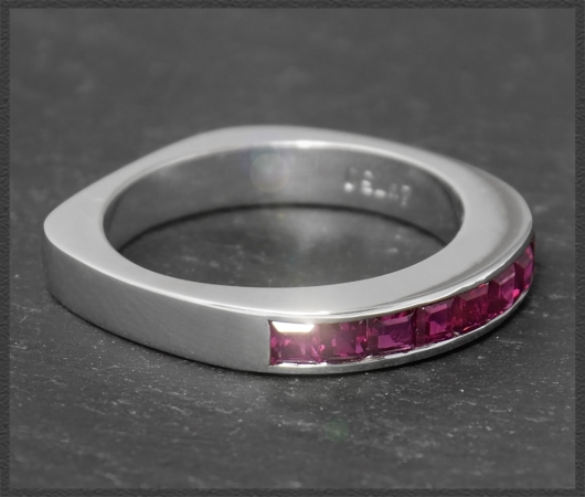 Eternity Ring mit 1,05ct Rubinen, 750 Weißgold