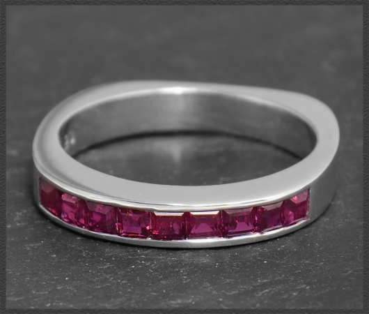 Eternity Ring mit 1,05ct Rubinen, 750 Weißgold