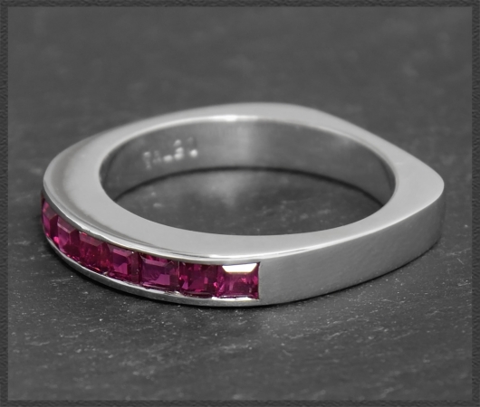 Eternity Ring mit 1,05ct Rubinen, 750 Weißgold