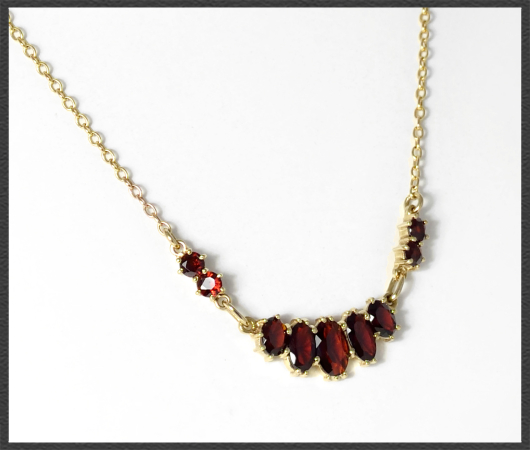 Gold Collier Kette mit 4,30ct roten Granaten