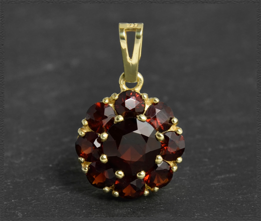 Granat Anhänger aus 333 Gold mit 2,40ct