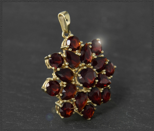 Anhänger mit 9,70ct Granate, 333 Gelbgold, Vintage