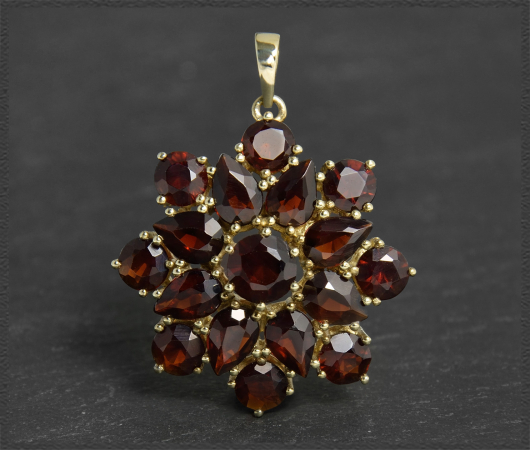 Anhänger mit 9,70ct Granate, 333 Gelbgold, Vintage