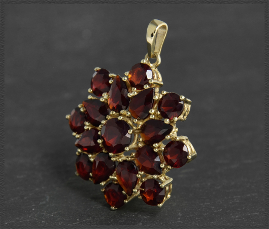 Anhänger mit 9,70ct Granate, 333 Gelbgold, Vintage