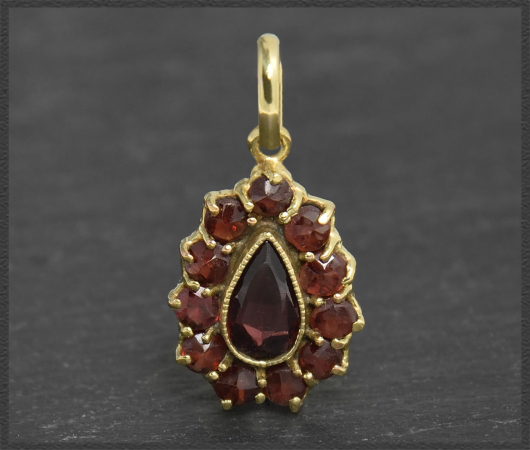 Vintage Gold Anhänger mit 1,15ct roten Granaten