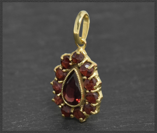 Vintage Gold Anhänger mit 1,15ct roten Granaten